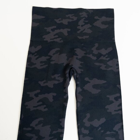 🚨 SPANX Black Camo Seamless Leggings 24" Look at Me Now - Picture 5 of 11